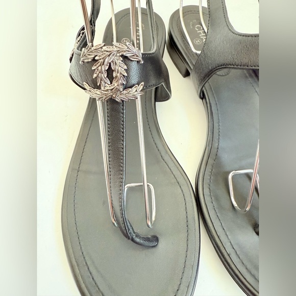 Chanel Black Calfskin Leather Interlocking CC leaf pattern thong flat sandals 38 - Picture 12 of 15
